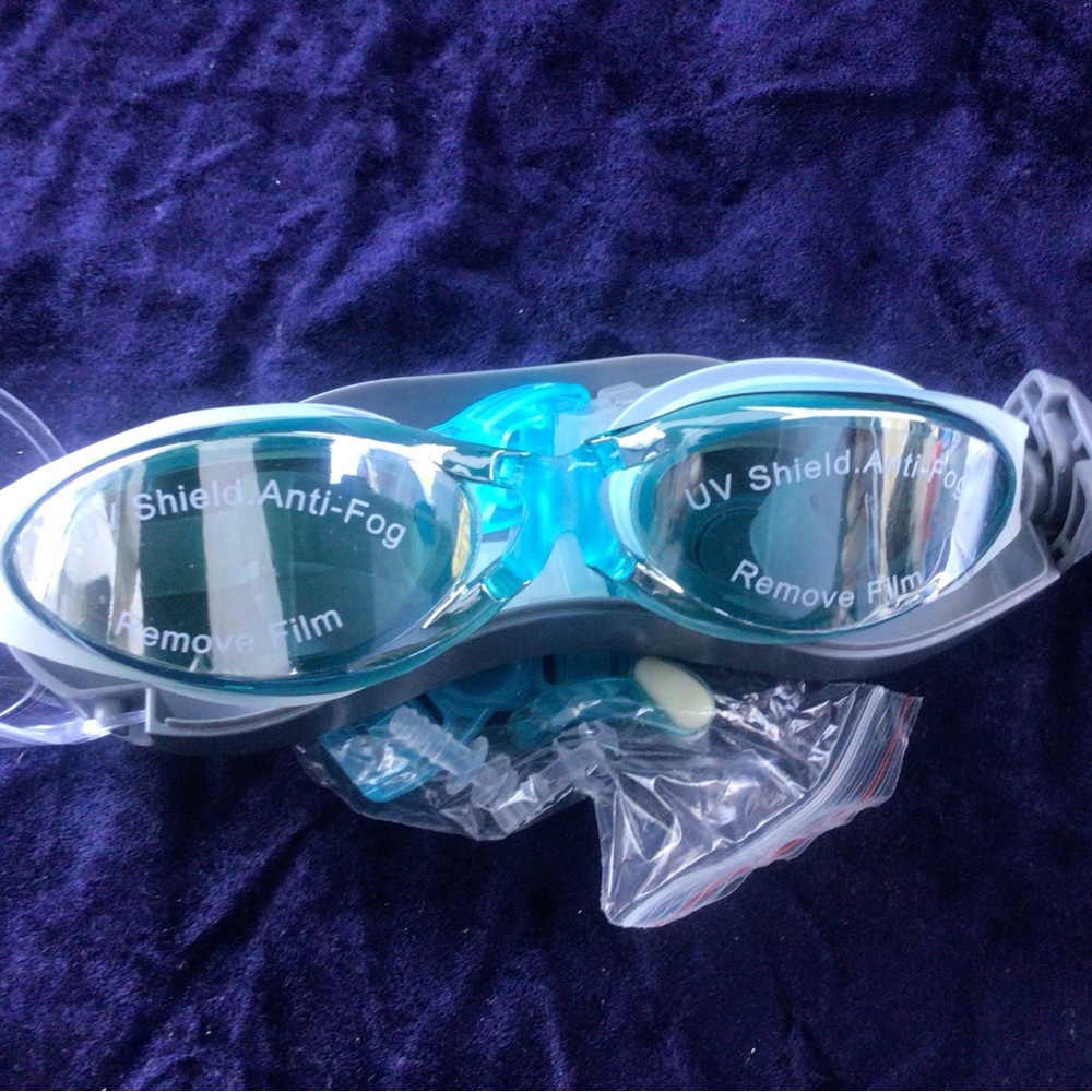 Swimming goggles